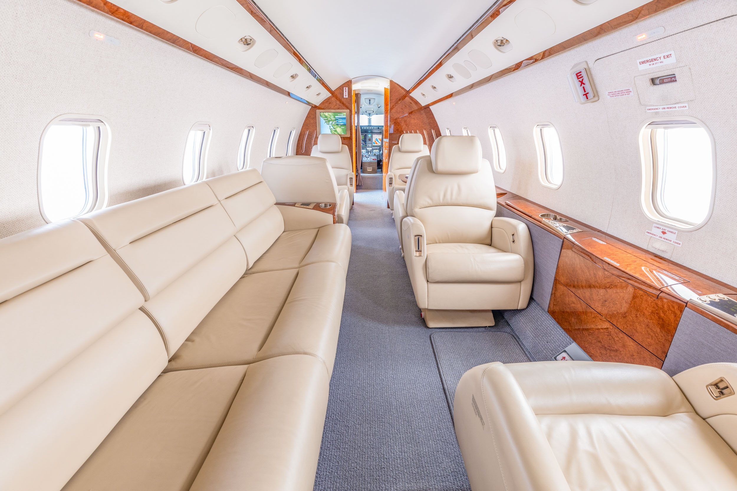 Challenger 300 Interior photo